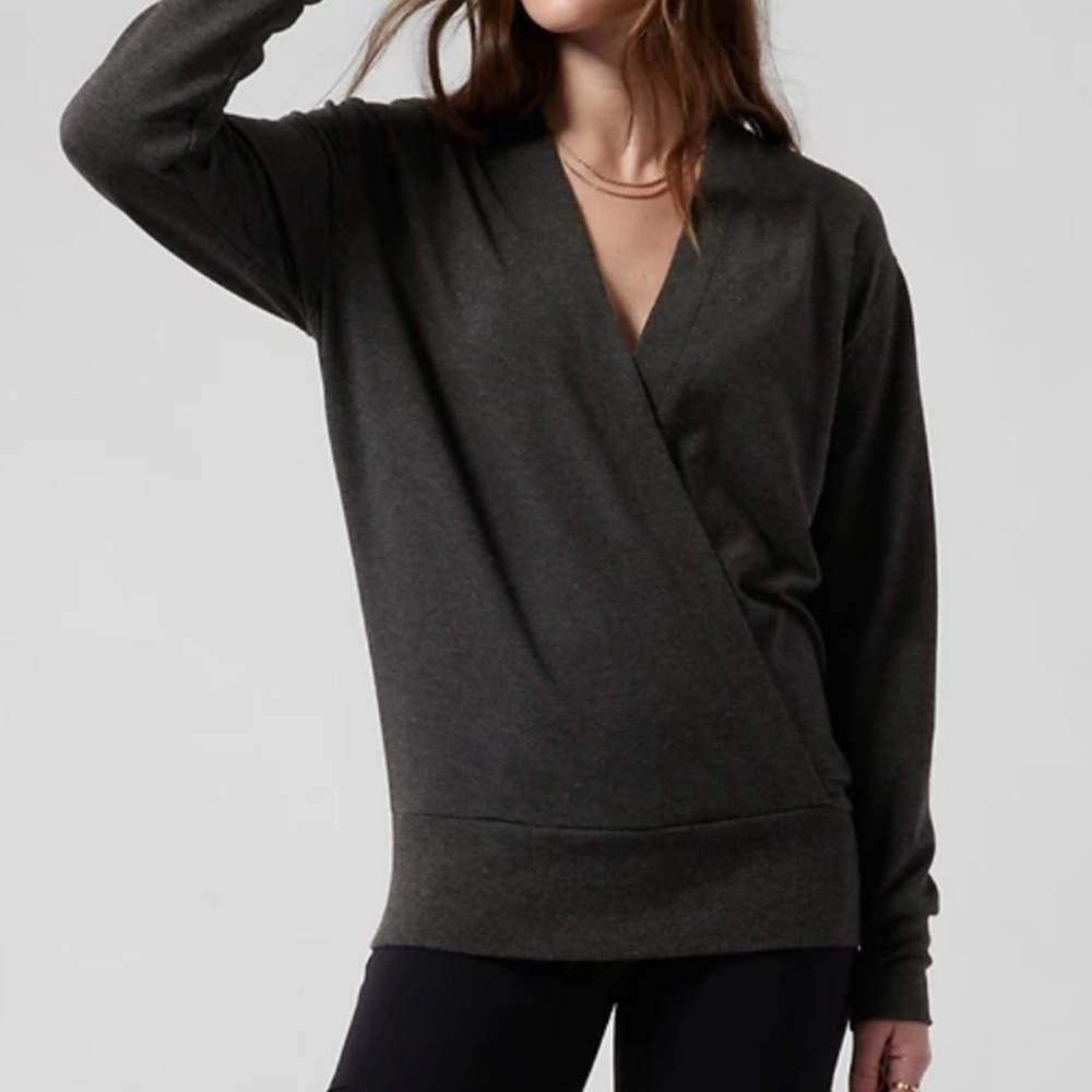 Athleta Purana V-Neck Wrap Sweatshirt Womens Small Heather Gray Soft Cozy
Relax